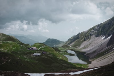 水边山